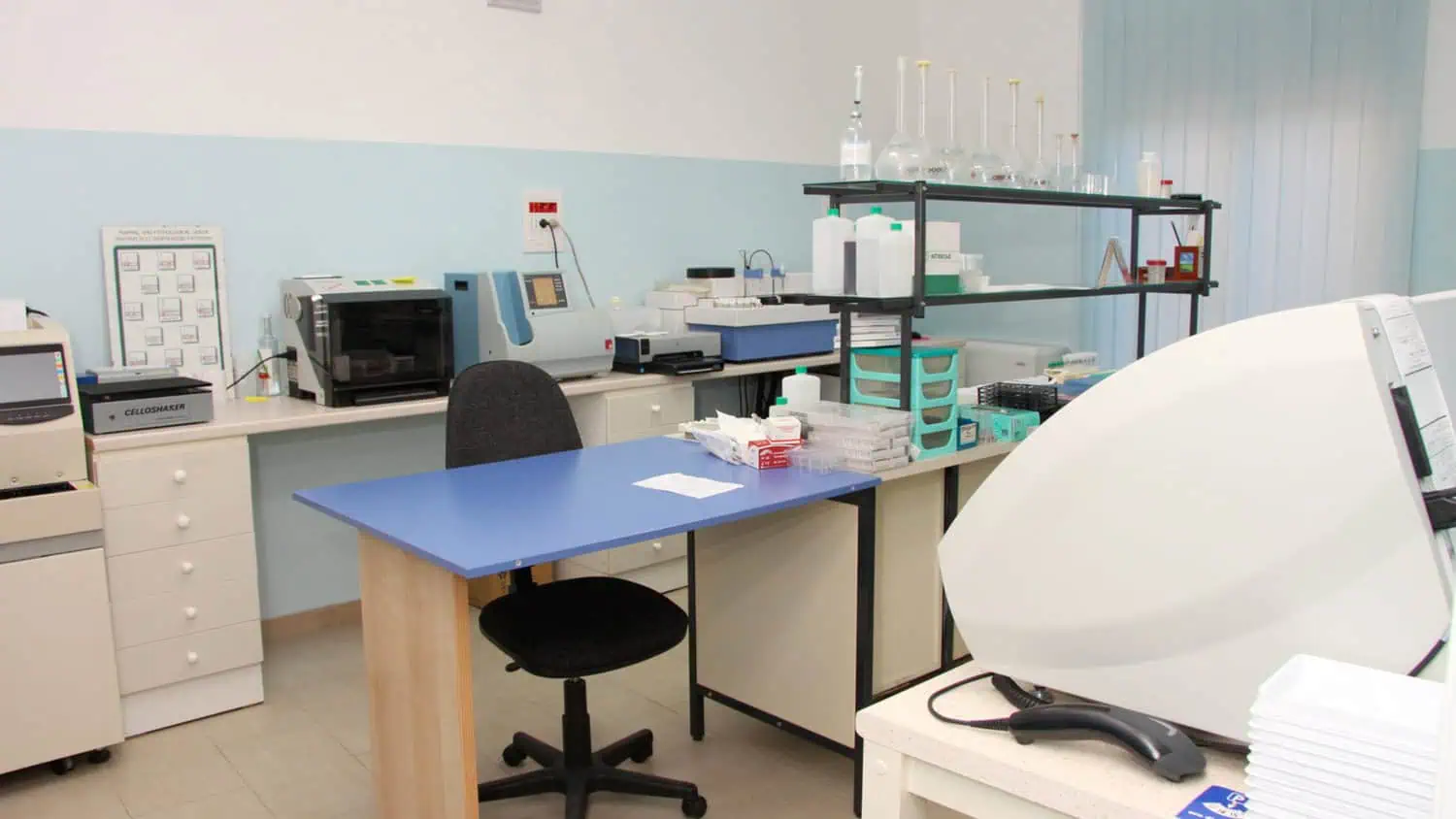 Una sala del laboratorio di analisi Salus S.r.l.